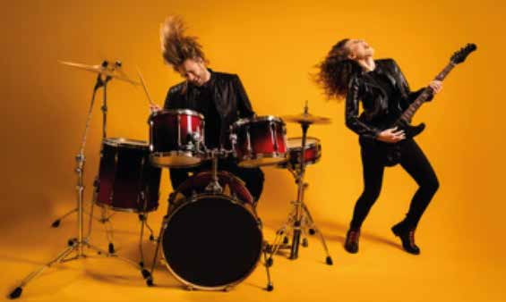 Baterista e guitarrista tocando juntos